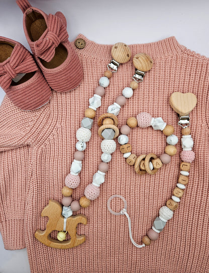 Personalisiertes Baby Set mit Namen Marmordesign/Rose – Kinderwagenkette, Schnullerkette & Greifling für Mädchen