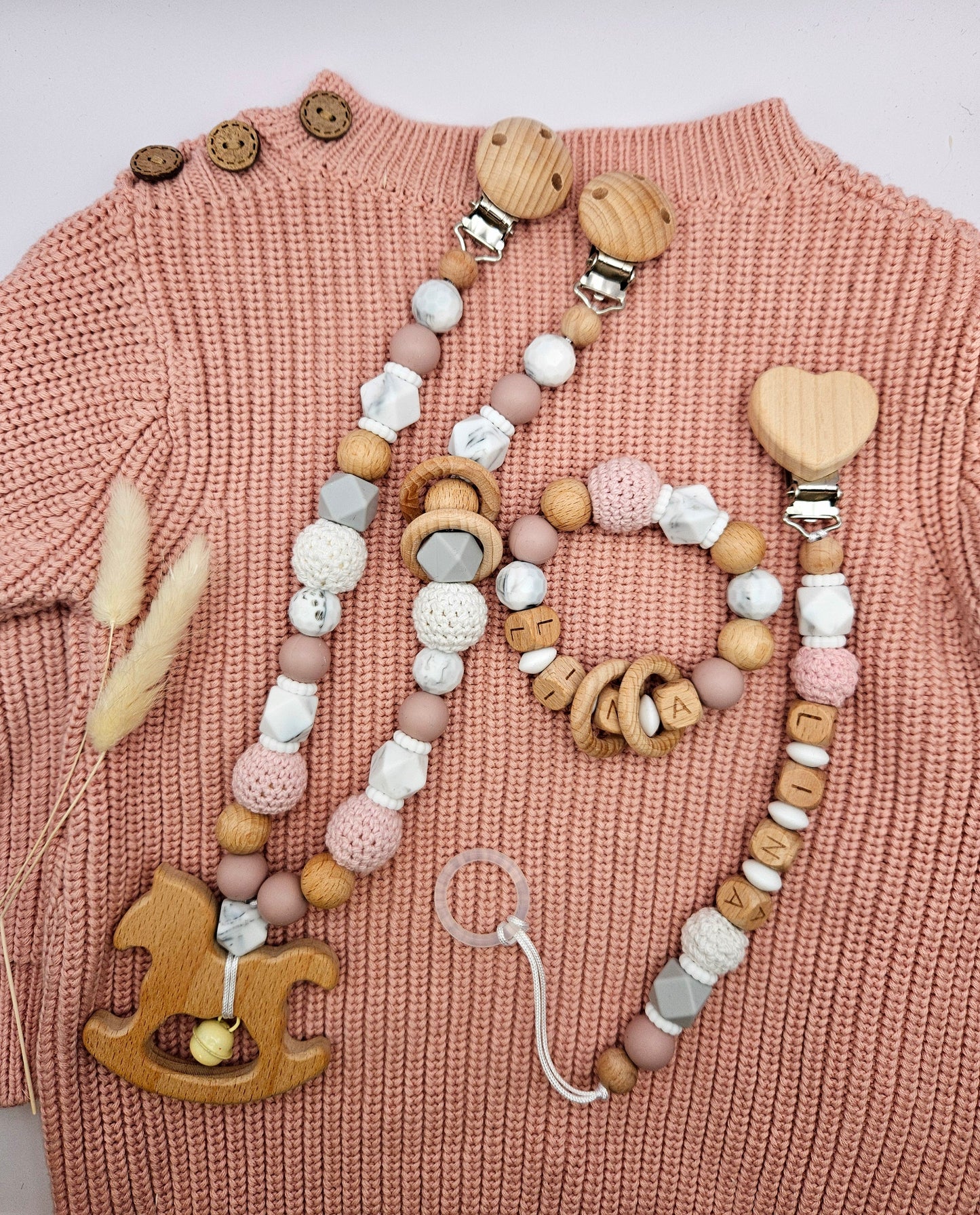 Personalisiertes Baby Set mit Namen Marmordesign/Rose – Kinderwagenkette, Schnullerkette & Greifling für Mädchen
