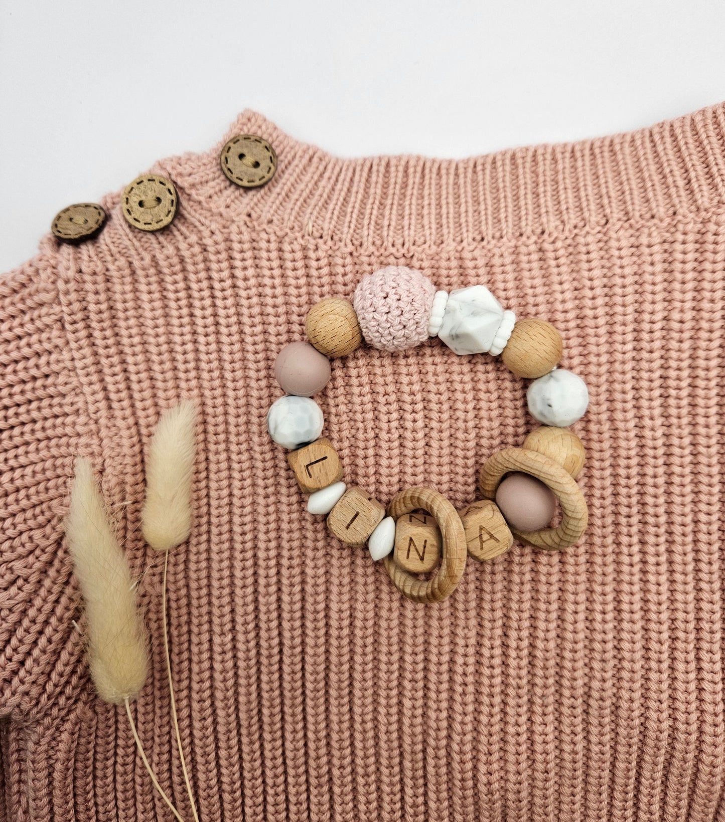 Personalisierter Greifling mit Namen für Mädchen – Baby Greifring aus Silikon & Holz, Geschenk zur Geburt, Marmordesign/Rose
