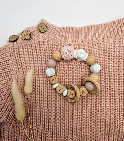 Personalisierter Greifling mit Namen für Mädchen – Baby Greifring aus Silikon & Holz, Geschenk zur Geburt, Marmordesign/Rose