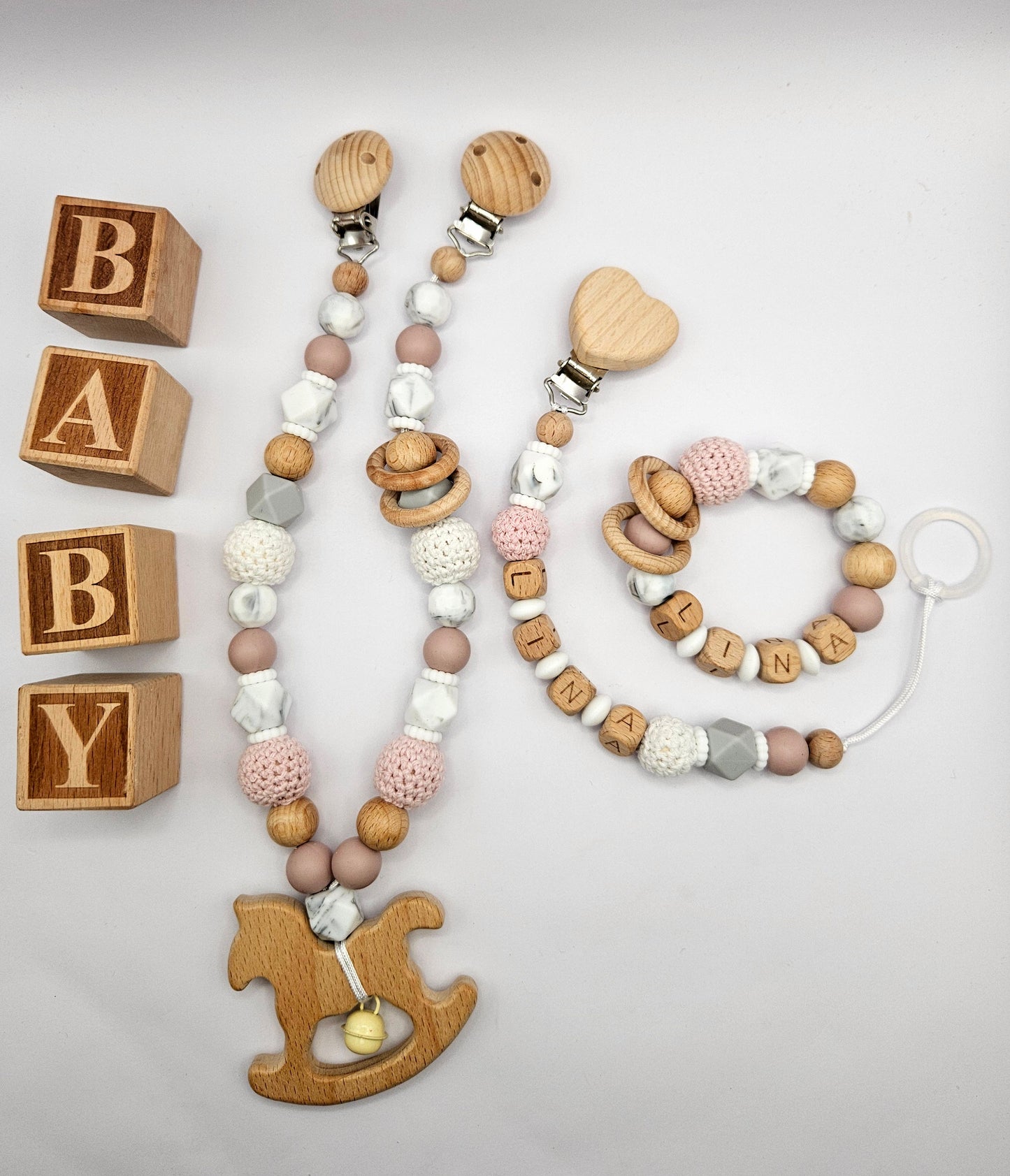 Personalisiertes Baby Set mit Namen Marmordesign/Rose – Kinderwagenkette, Schnullerkette & Greifling für Mädchen