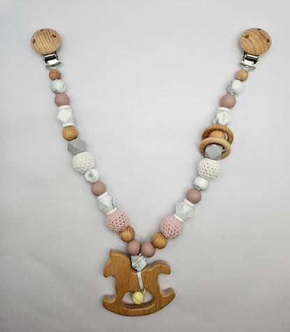 Personalisierte Kinderwagenkette mit Namen für Mädchen – BPA-frei aus Silikon & Holz, Babygeschenk zur Geburt, Marmordesign/Rose