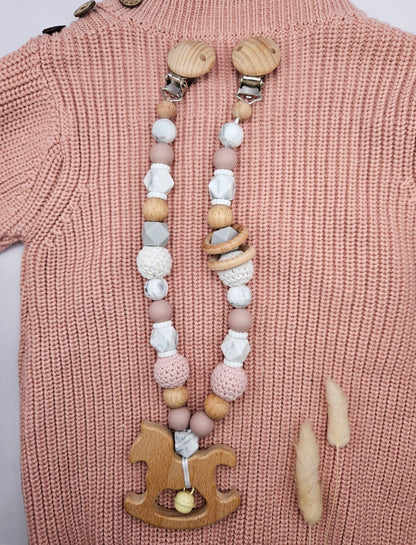 Personalisierte Kinderwagenkette mit Namen für Mädchen – BPA-frei aus Silikon & Holz, Babygeschenk zur Geburt, Marmordesign/Rose