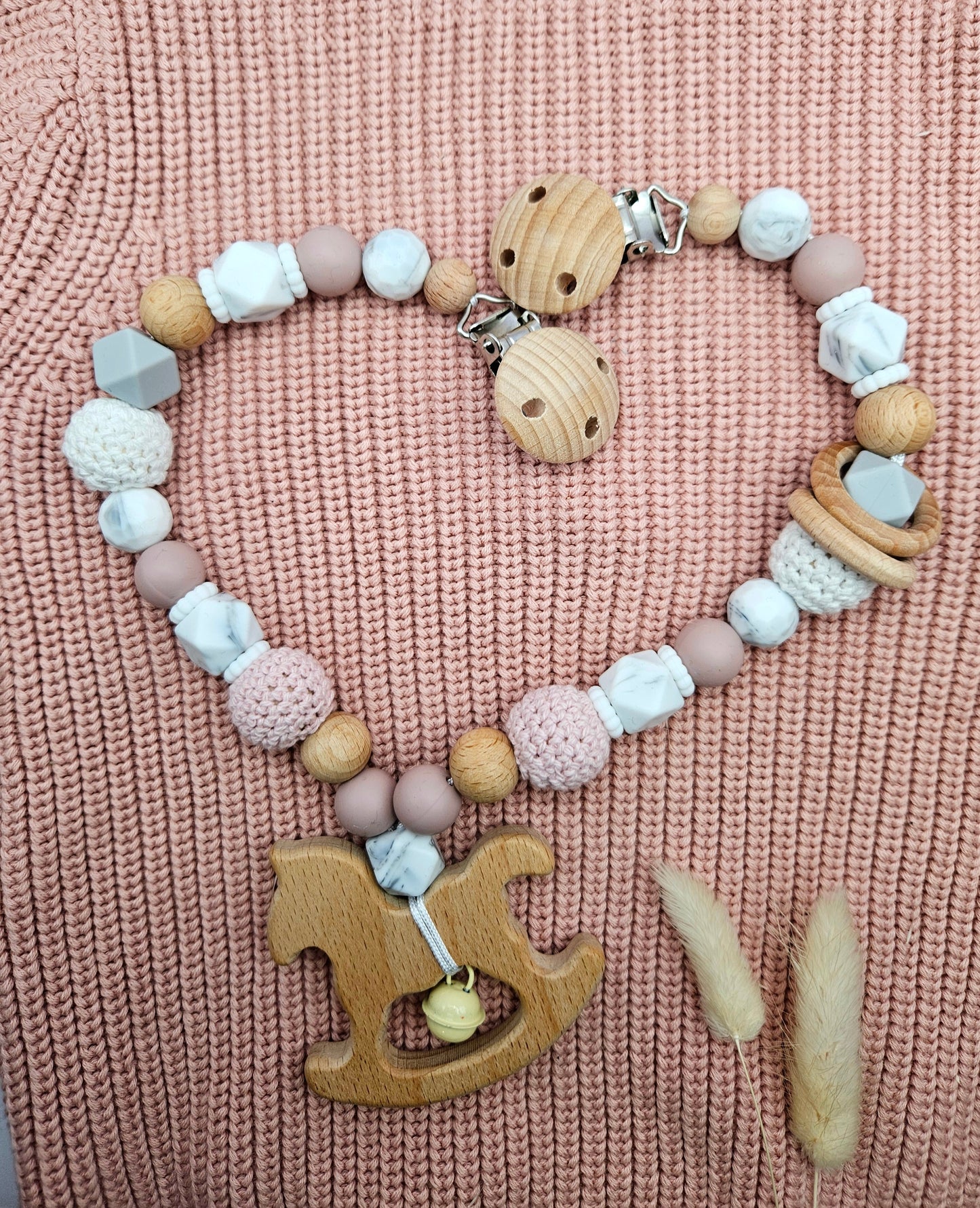 Personalisierte Kinderwagenkette mit Namen für Mädchen – BPA-frei aus Silikon & Holz, Babygeschenk zur Geburt, Marmordesign/Rose