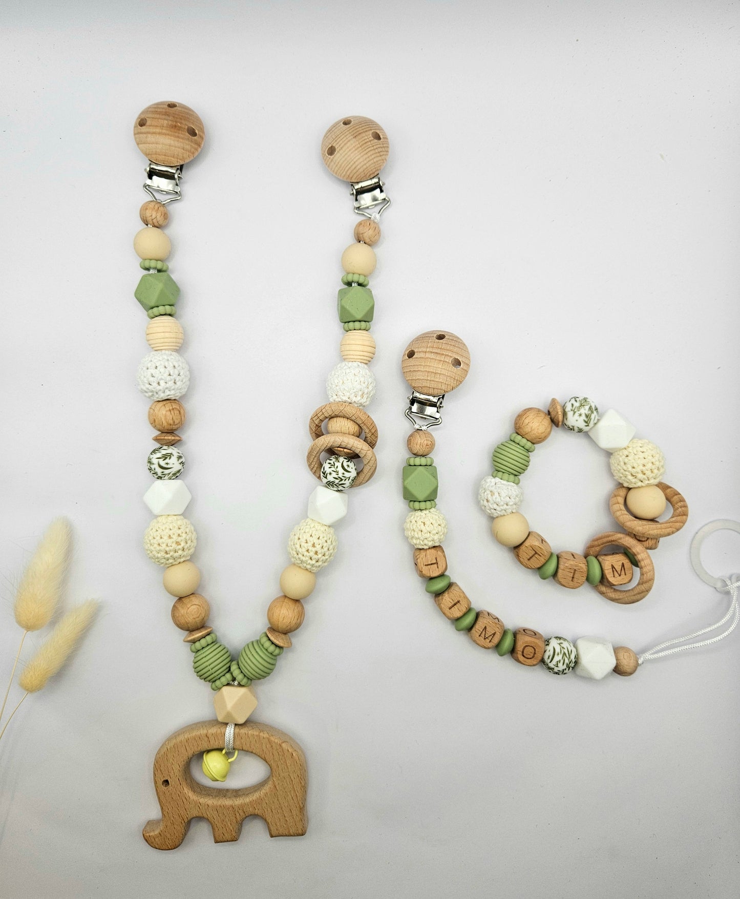 Personalisiertes Baby-Set mit Namen – Kinderwagenkette, Schnullerkette & Greifling – Salbeigrün & Holz