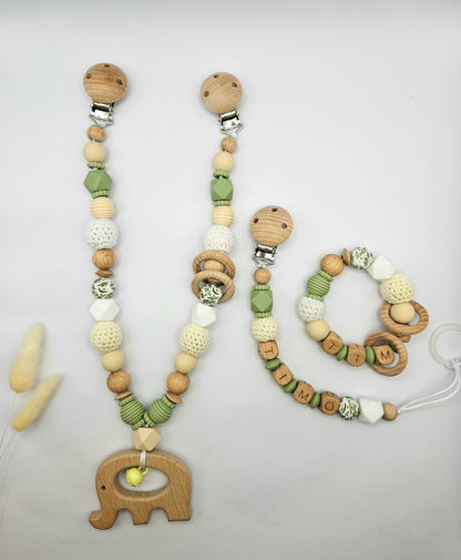 Personalisiertes Baby-Set mit Namen – Kinderwagenkette, Schnullerkette & Greifling – Salbeigrün & Holz