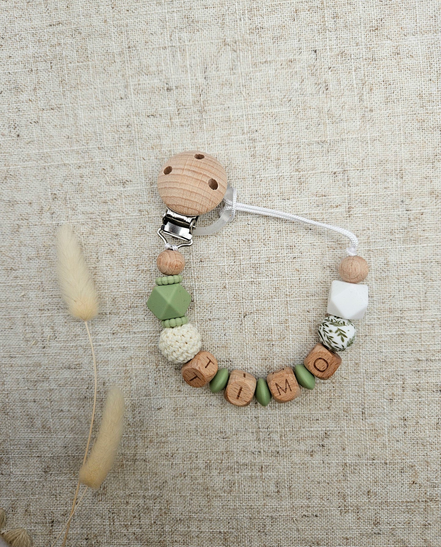 Personalisiertes Baby-Set mit Namen – Kinderwagenkette, Schnullerkette & Greifling – Salbeigrün & Holz