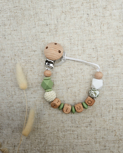 Personalisiertes Baby-Set mit Namen – Kinderwagenkette, Schnullerkette & Greifling – Salbeigrün & Holz