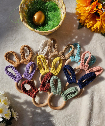 Personalisierter Makramee Hasenohr Greifling – Oster Geschenk mit Namensgravur
