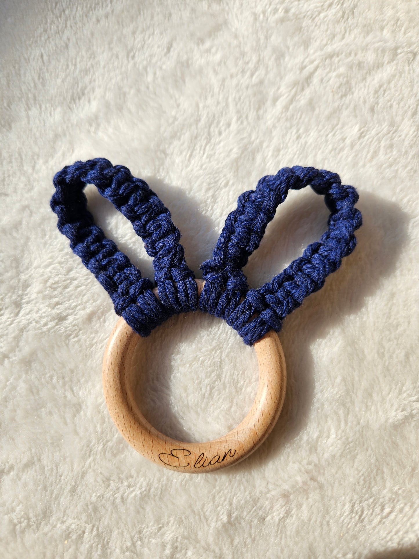Personalisierter Makramee Hasenohr Greifling – Oster Geschenk mit Namensgravur