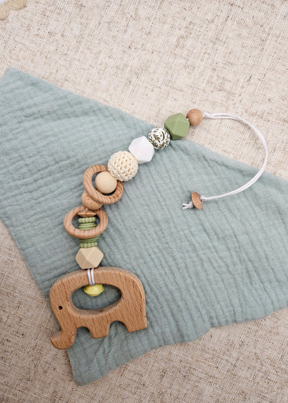 Maxi-Cosi Anhänger mit Name – BPA-frei – Personalisierter Babyschalen- & Kinderwagenanhänger – Salbeigrün