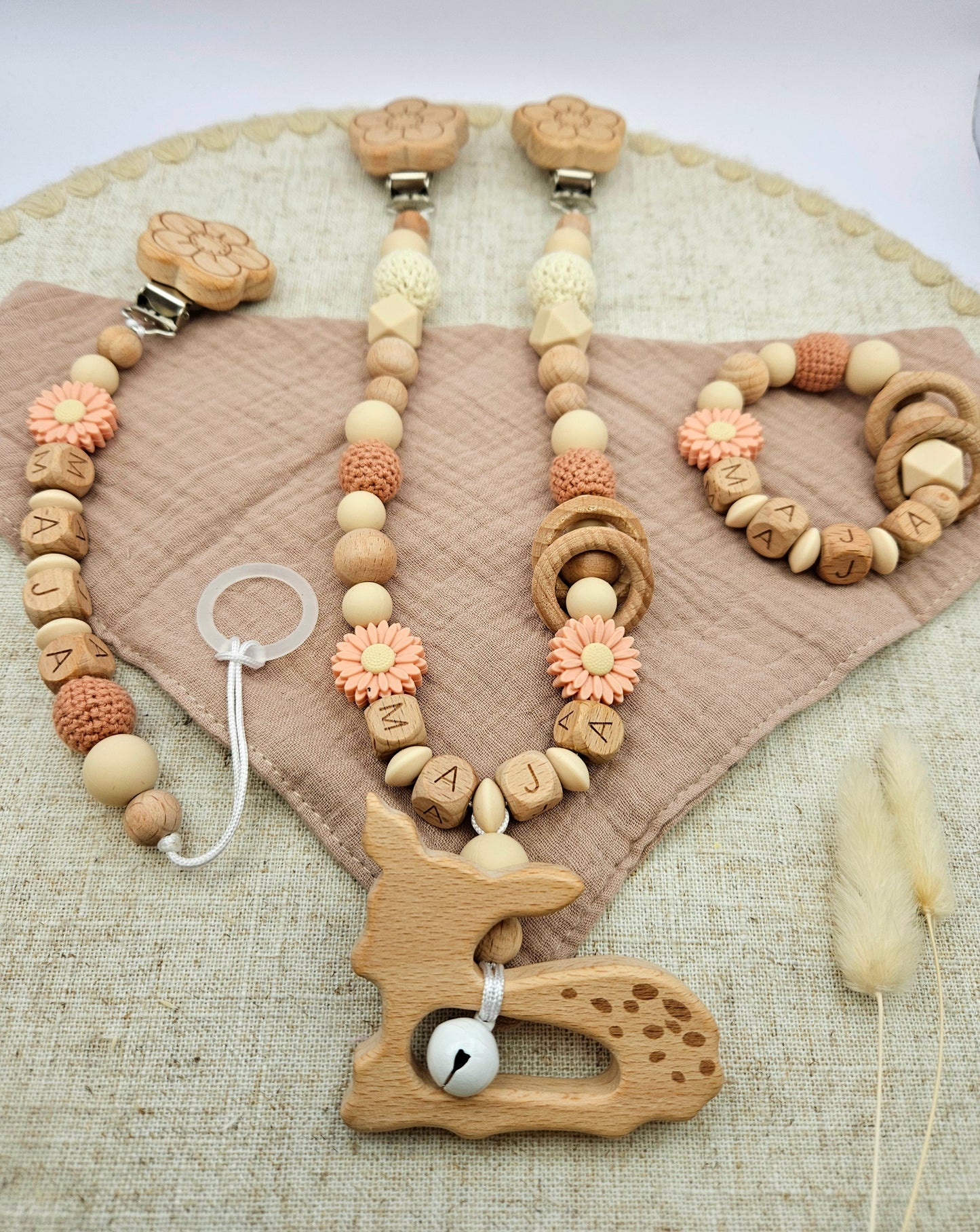 3-teiliges Baby Geschenkset mit Namen | Pfirsich Blumen | Schnullerkette, Kinderwagenkette,Greifling personalisiert