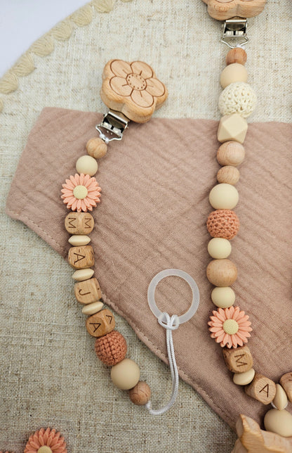 3-teiliges Baby Geschenkset mit Namen | Pfirsich Blumen | Schnullerkette, Kinderwagenkette,Greifling personalisiert