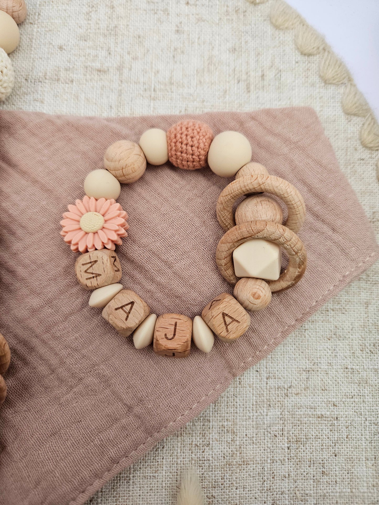 3-teiliges Baby Geschenkset mit Namen | Pfirsich Blumen | Schnullerkette, Kinderwagenkette,Greifling personalisiert