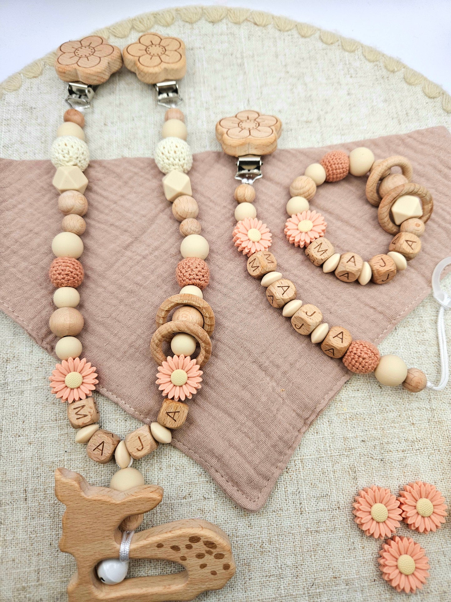 3-teiliges Baby Geschenkset mit Namen | Pfirsich Blumen | Schnullerkette, Kinderwagenkette,Greifling personalisiert