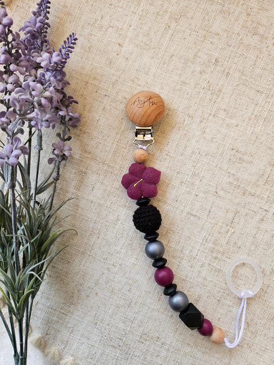 Personalisierte Schnullerkette Hibiskus | Beere & Schwarz| Mit edler Namensgravur