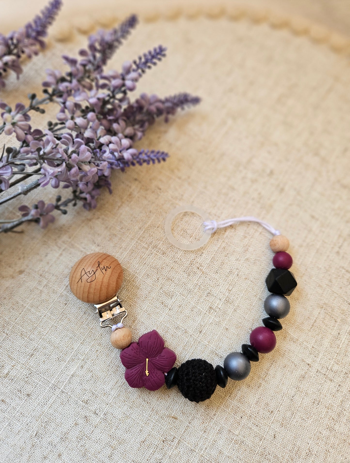 Personalisierte Schnullerkette Hibiskus | Beere & Schwarz| Mit edler Namensgravur