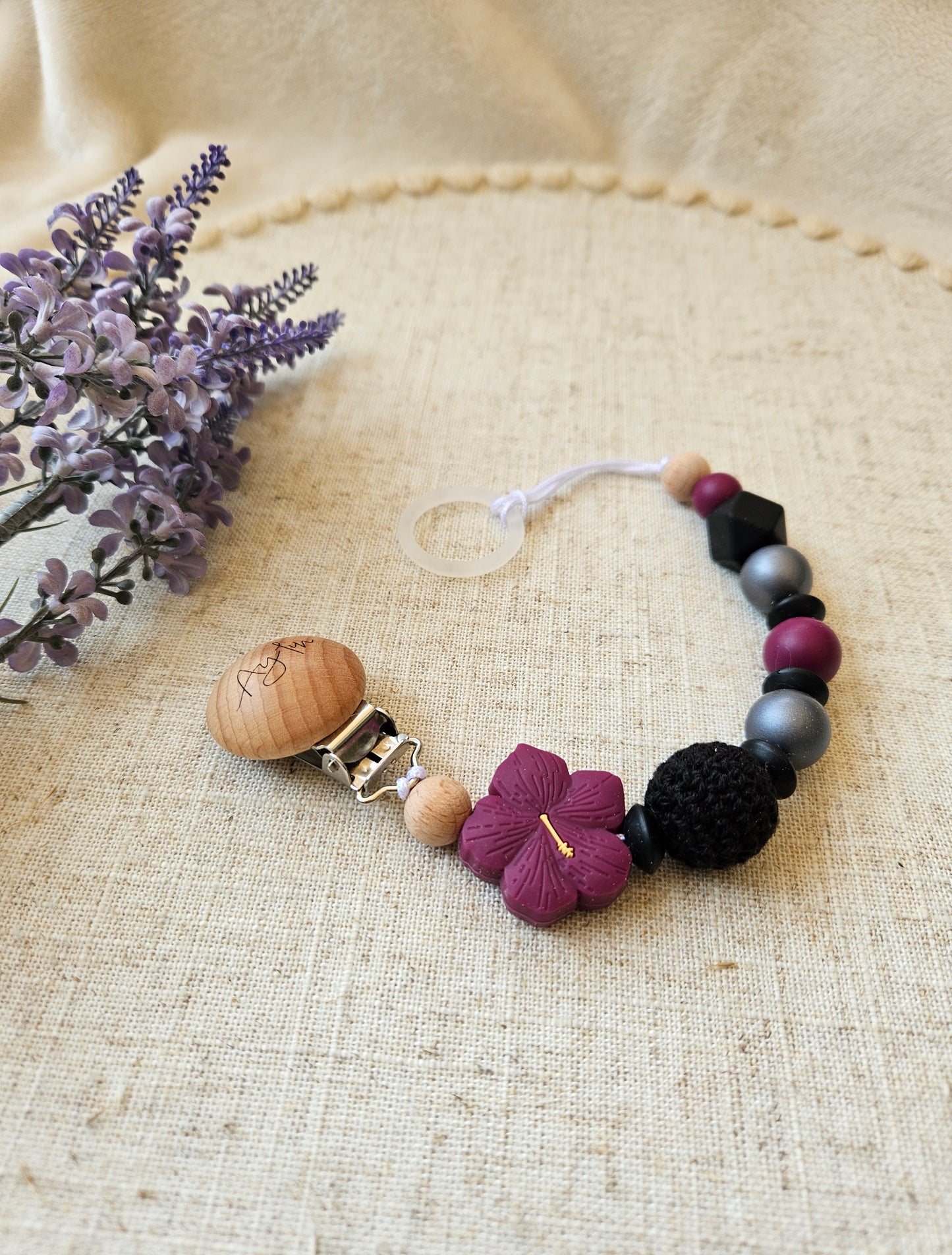 Personalisierte Schnullerkette Hibiskus | Beere & Schwarz| Mit edler Namensgravur