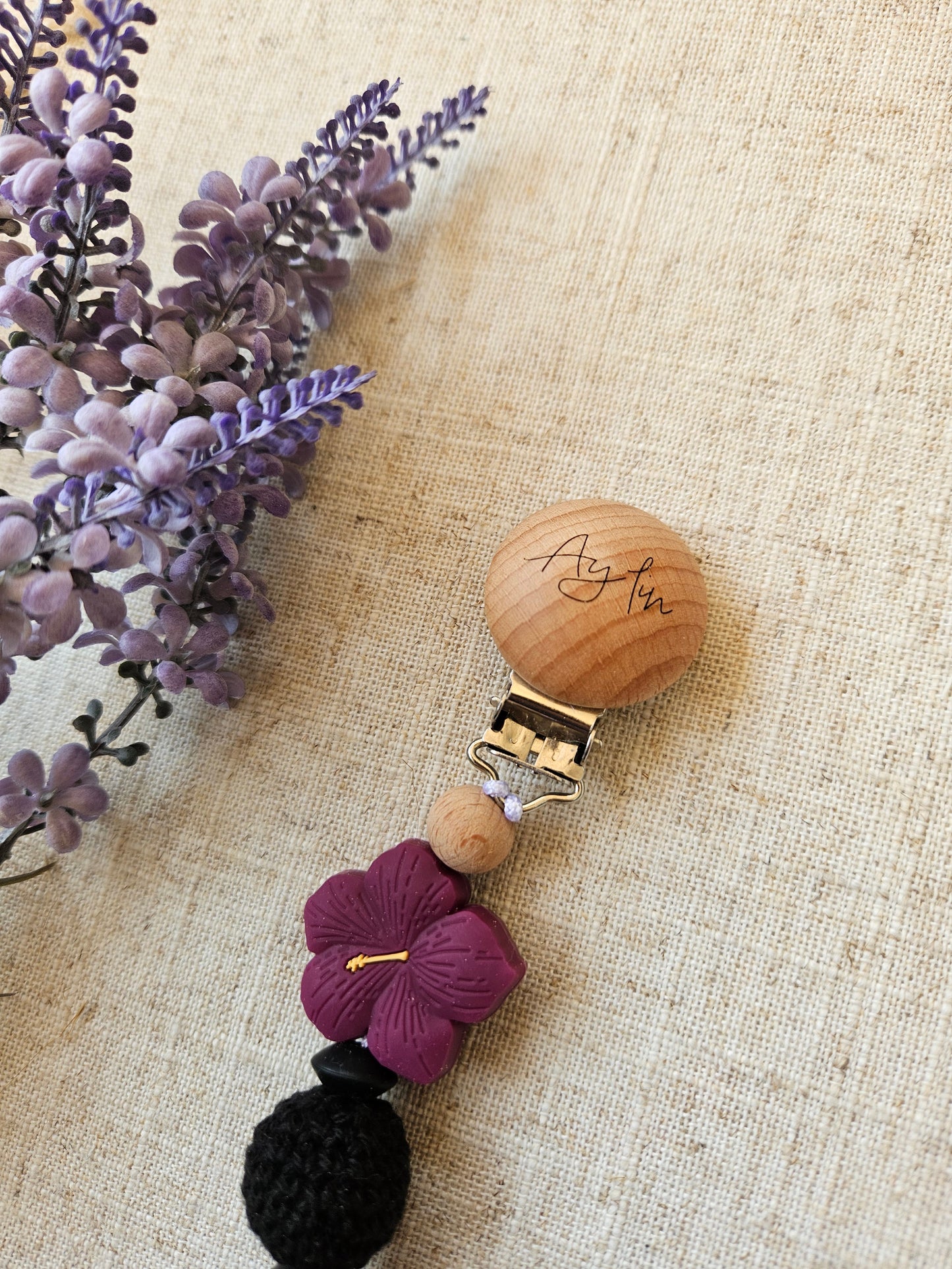 Personalisierte Schnullerkette Hibiskus | Beere & Schwarz| Mit edler Namensgravur