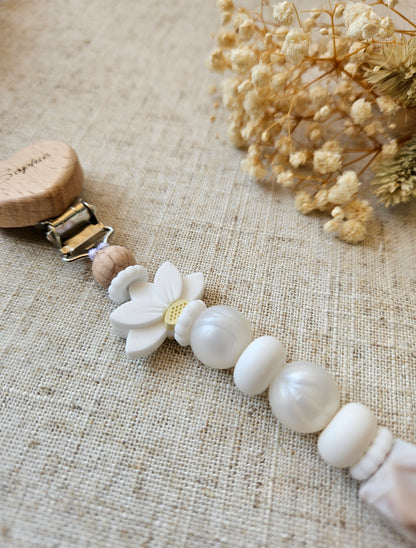 Personalisierte Schnullerkette Lotus | Mit Namensgravur | Boho Weiß-Beige