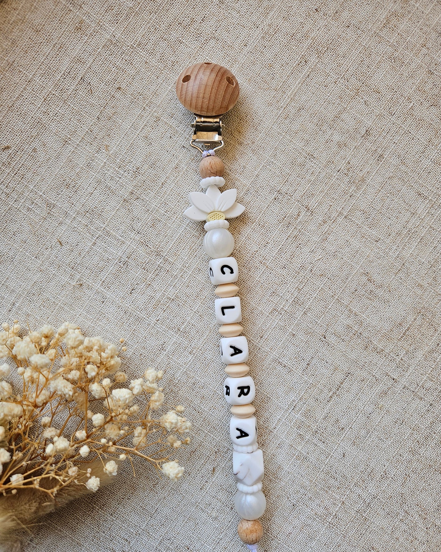 Personalisierte Schnullerkette mit Namen | Silikonbuchstaben & Lotus | Weiß/Beige/Holz