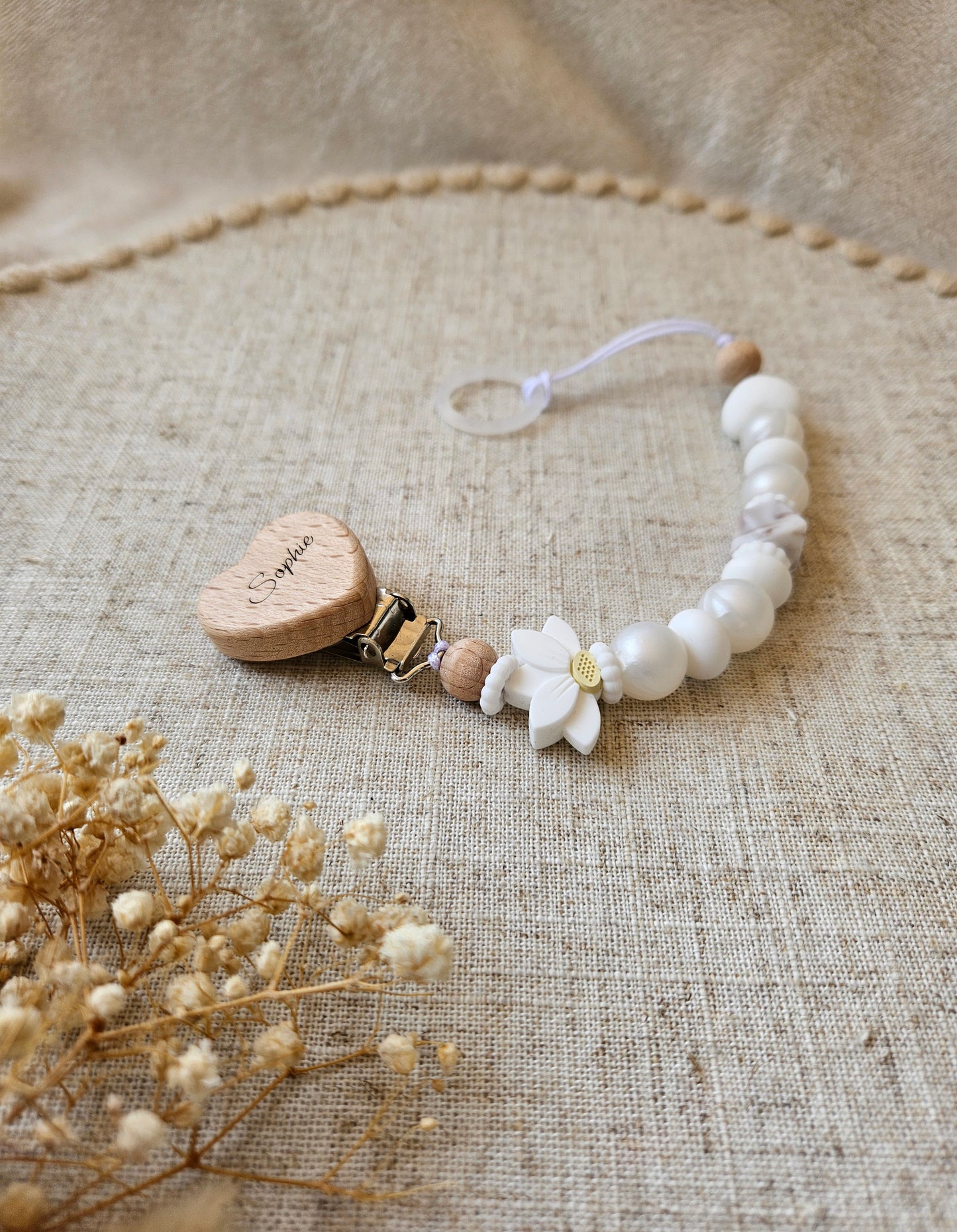 Personalisierte Schnullerkette Lotus | Mit Namensgravur | Boho Weiß-Beige