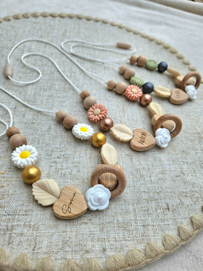 Personalisierte Stillkette Boho mit Namen – Für Mama & Baby Accessoire aus Silikon & Holz, Blumen, Namensgravur