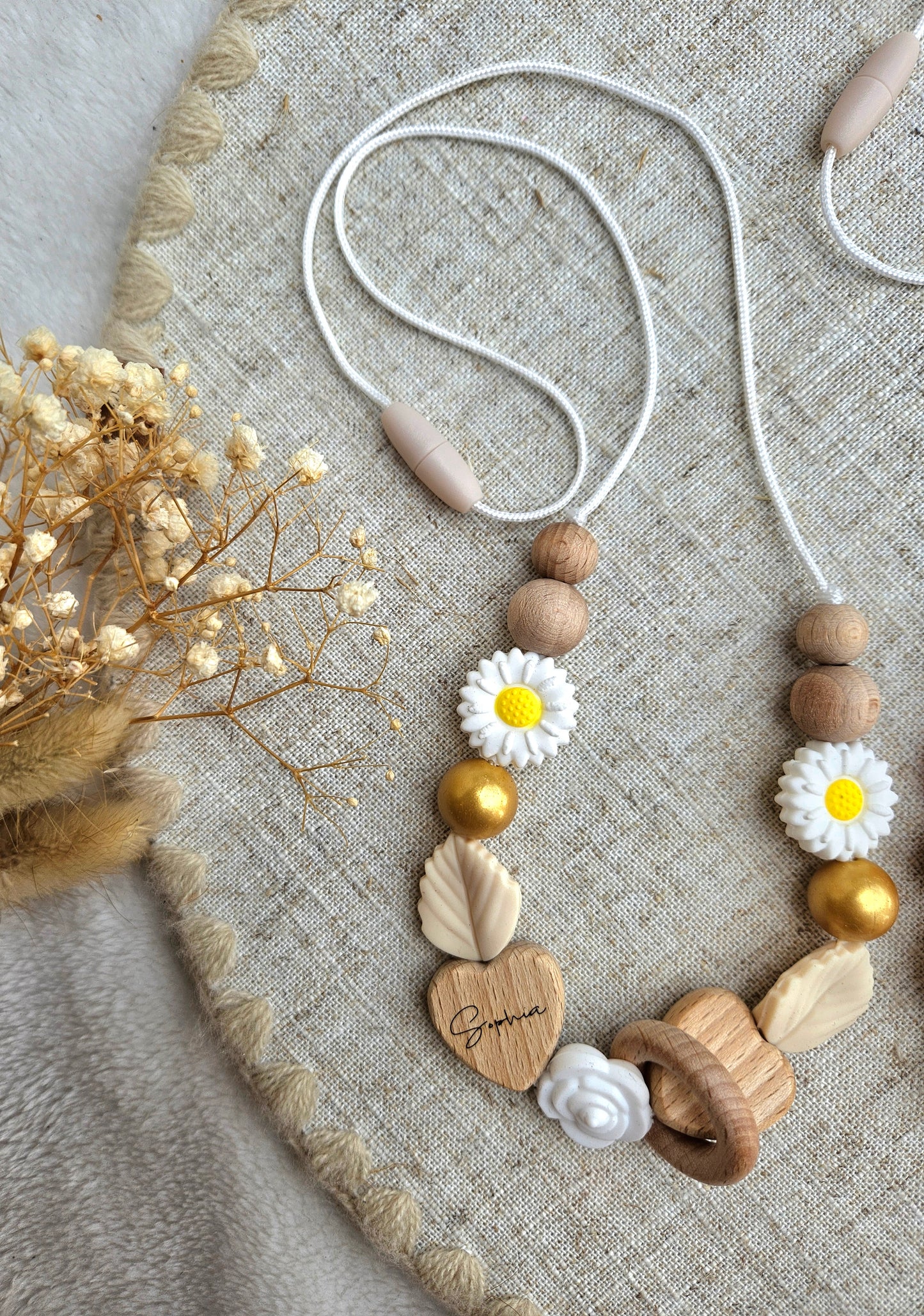 Personalisierte Stillkette Boho mit Namen – Für Mama & Baby Accessoire aus Silikon & Holz, Blumen, Namensgravur