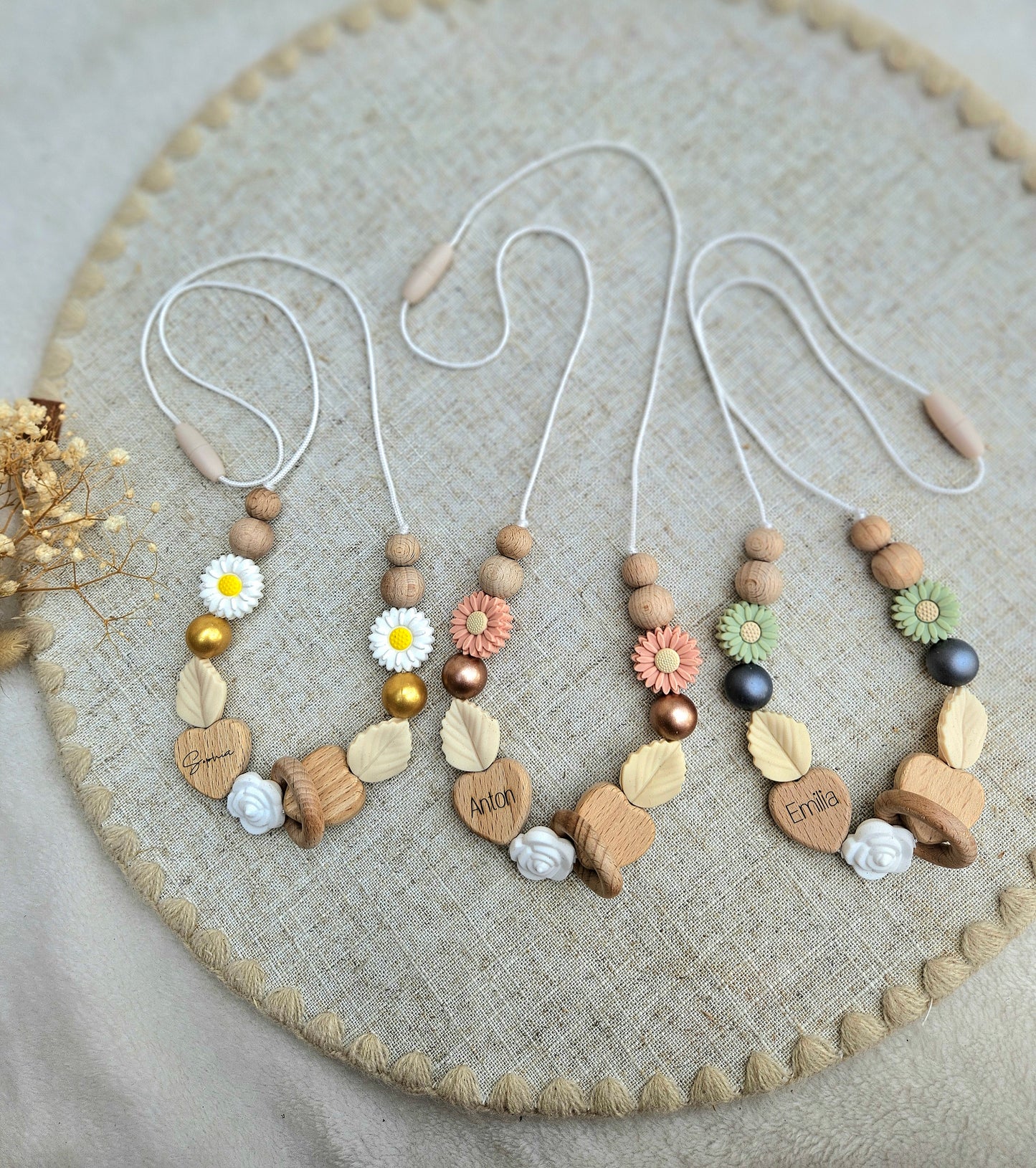 Personalisierte Stillkette Boho mit Namen – Für Mama & Baby Accessoire aus Silikon & Holz, Blumen, Namensgravur