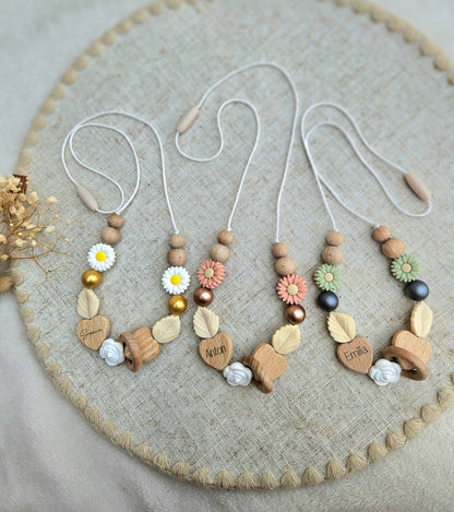 Personalisierte Stillkette Boho mit Namen – Für Mama & Baby Accessoire aus Silikon & Holz, Blumen, Namensgravur