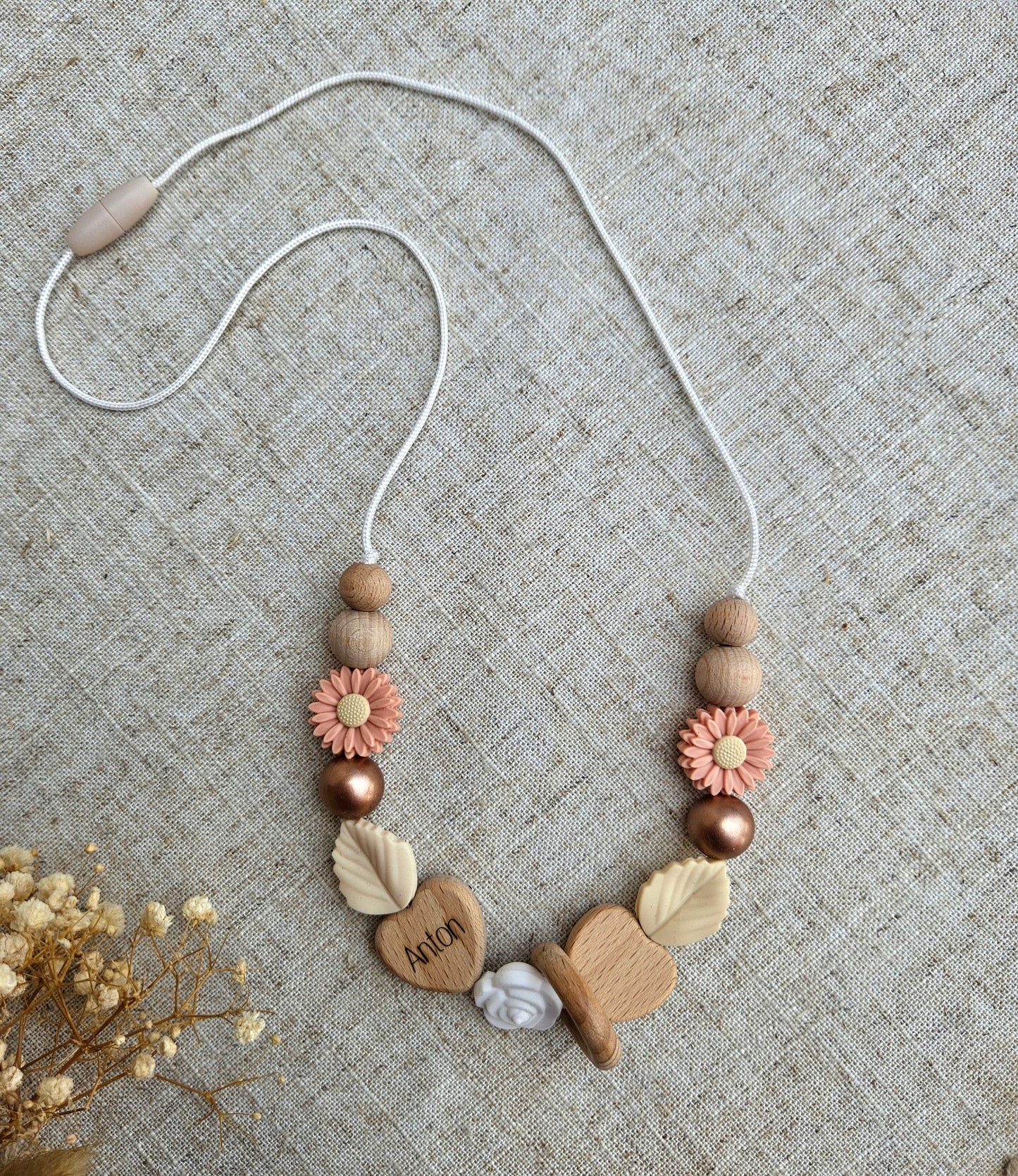 Personalisierte Stillkette Boho mit Namen – Für Mama & Baby Accessoire aus Silikon & Holz, Blumen, Namensgravur