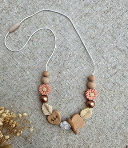 Personalisierte Stillkette Boho mit Namen – Für Mama & Baby Accessoire aus Silikon & Holz, Blumen, Namensgravur