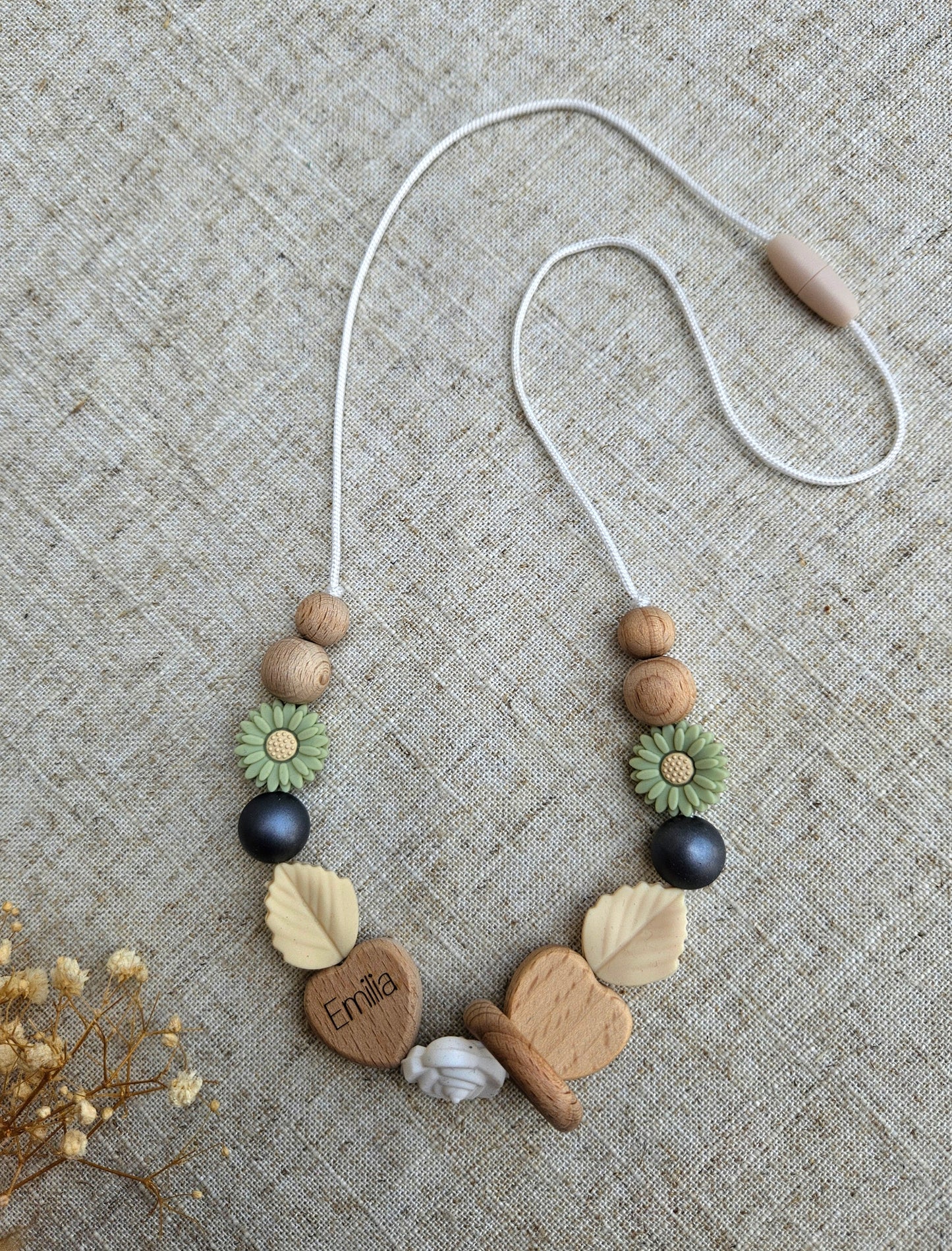 Personalisierte Stillkette Boho mit Namen – Für Mama & Baby Accessoire aus Silikon & Holz, Blumen, Namensgravur