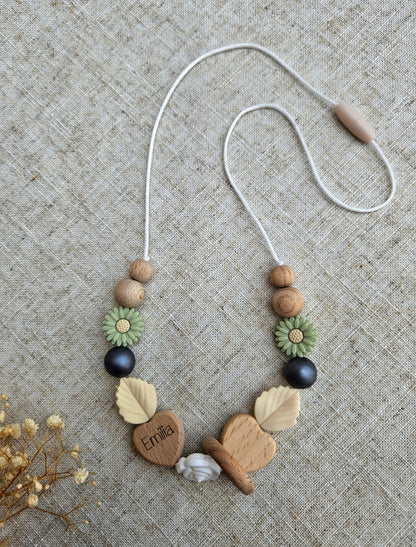 Personalisierte Stillkette Boho mit Namen – Für Mama & Baby Accessoire aus Silikon & Holz, Blumen, Namensgravur