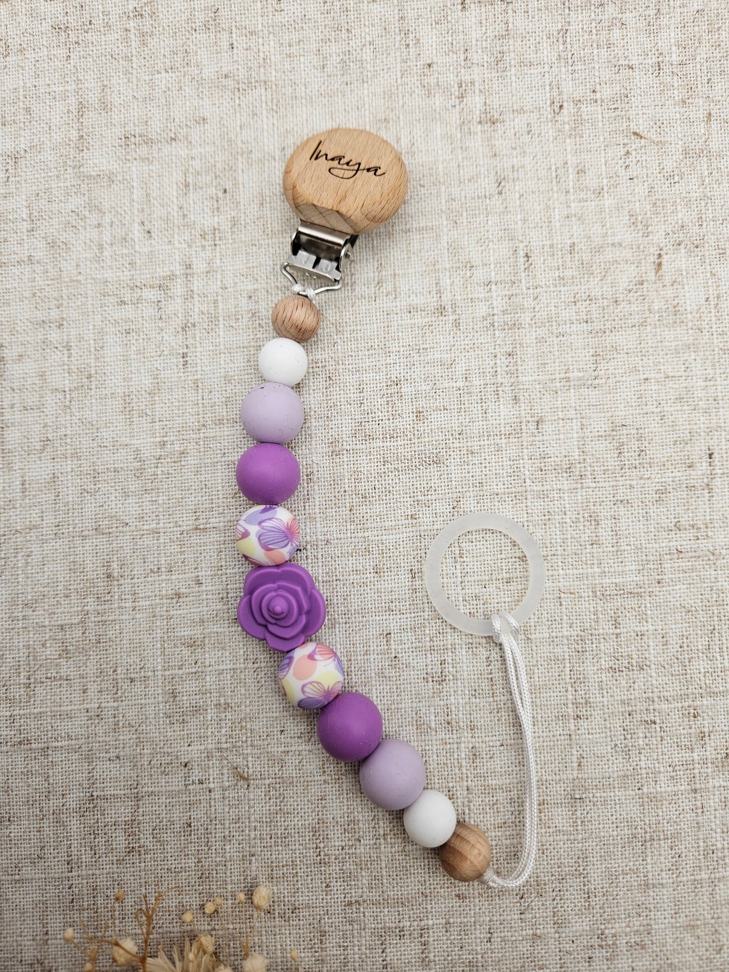 Personalisierte Schnullerkette mit Namensgravur – Lila Blume