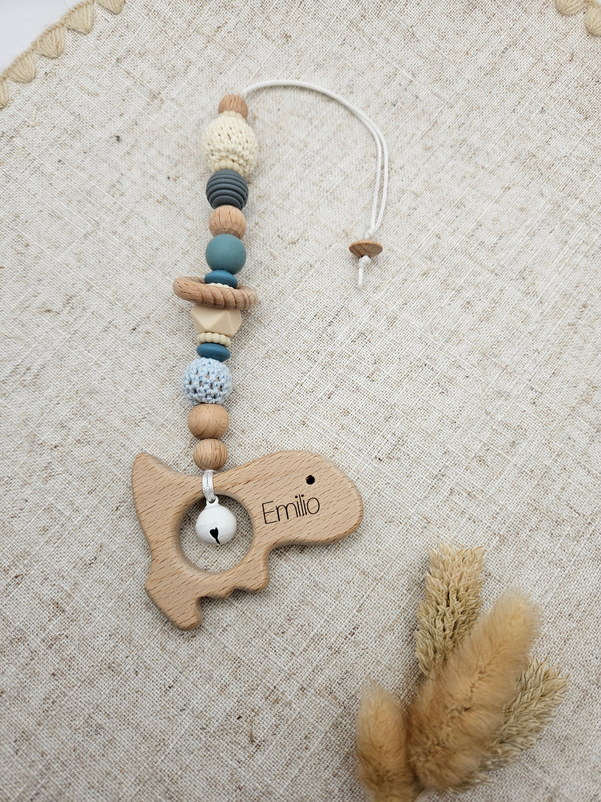 Personalisierter Maxi-Cosi Anhänger mit Holzfigur & Glöckchen | Baby Anhänger