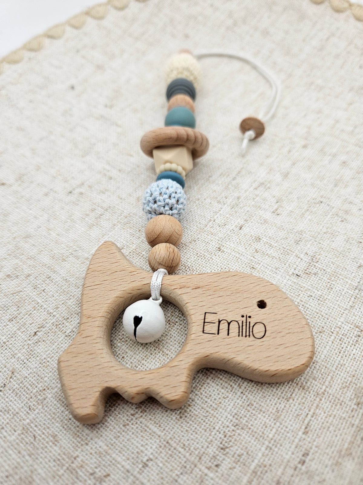 Personalisierter Maxi-Cosi Anhänger mit Holzfigur & Glöckchen | Baby Anhänger