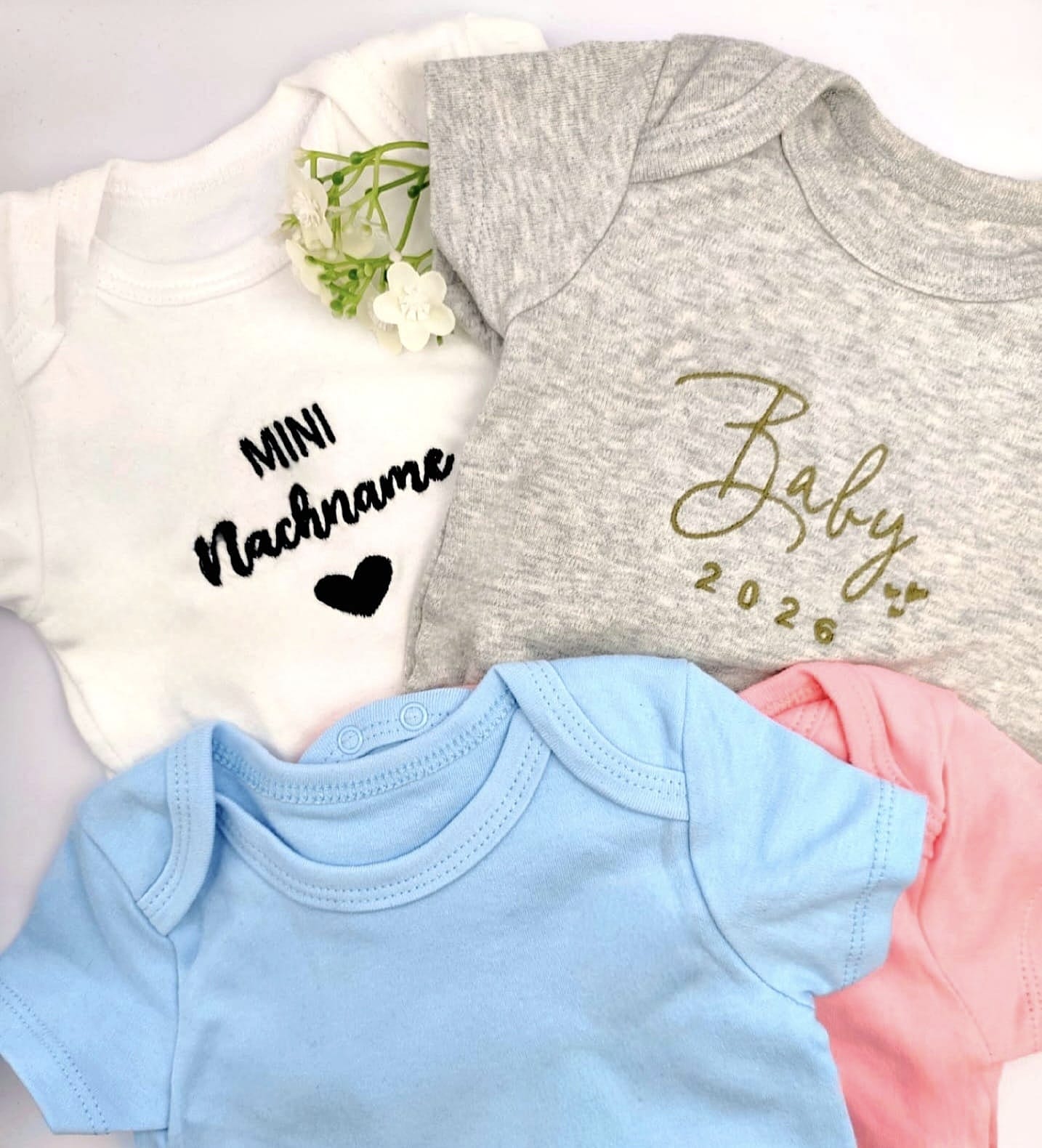 Baby Body mit Text aus 100 % Baumwolle – bestickt mit Namen oder Text