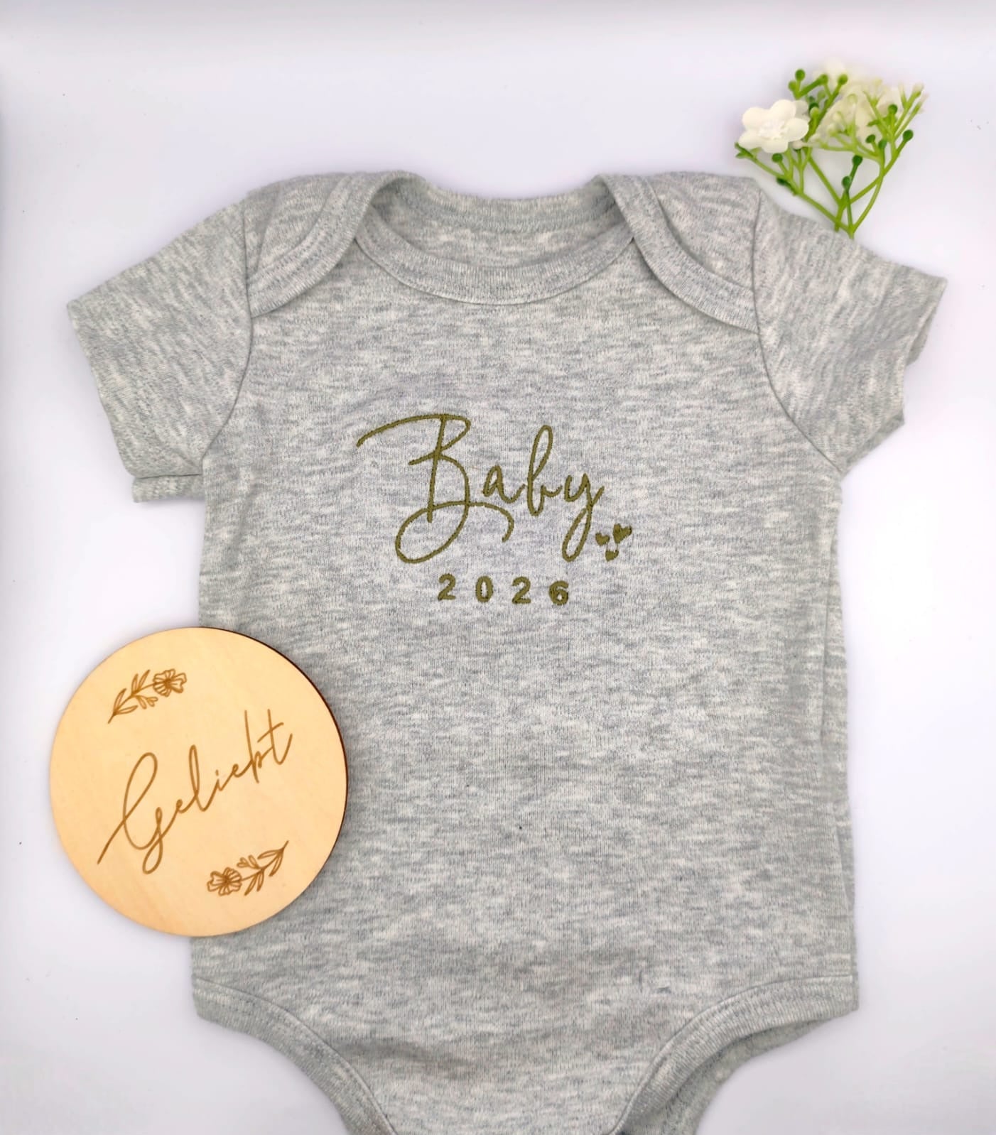 Baby Body mit Text aus 100 % Baumwolle – bestickt mit Namen oder Text