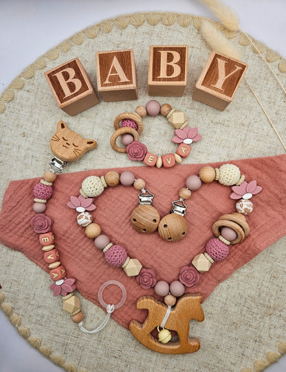 Personalisiertes Baby Set mit Namen – Kinderwagenkette, Schnullerkette & Greifling für Mädchen