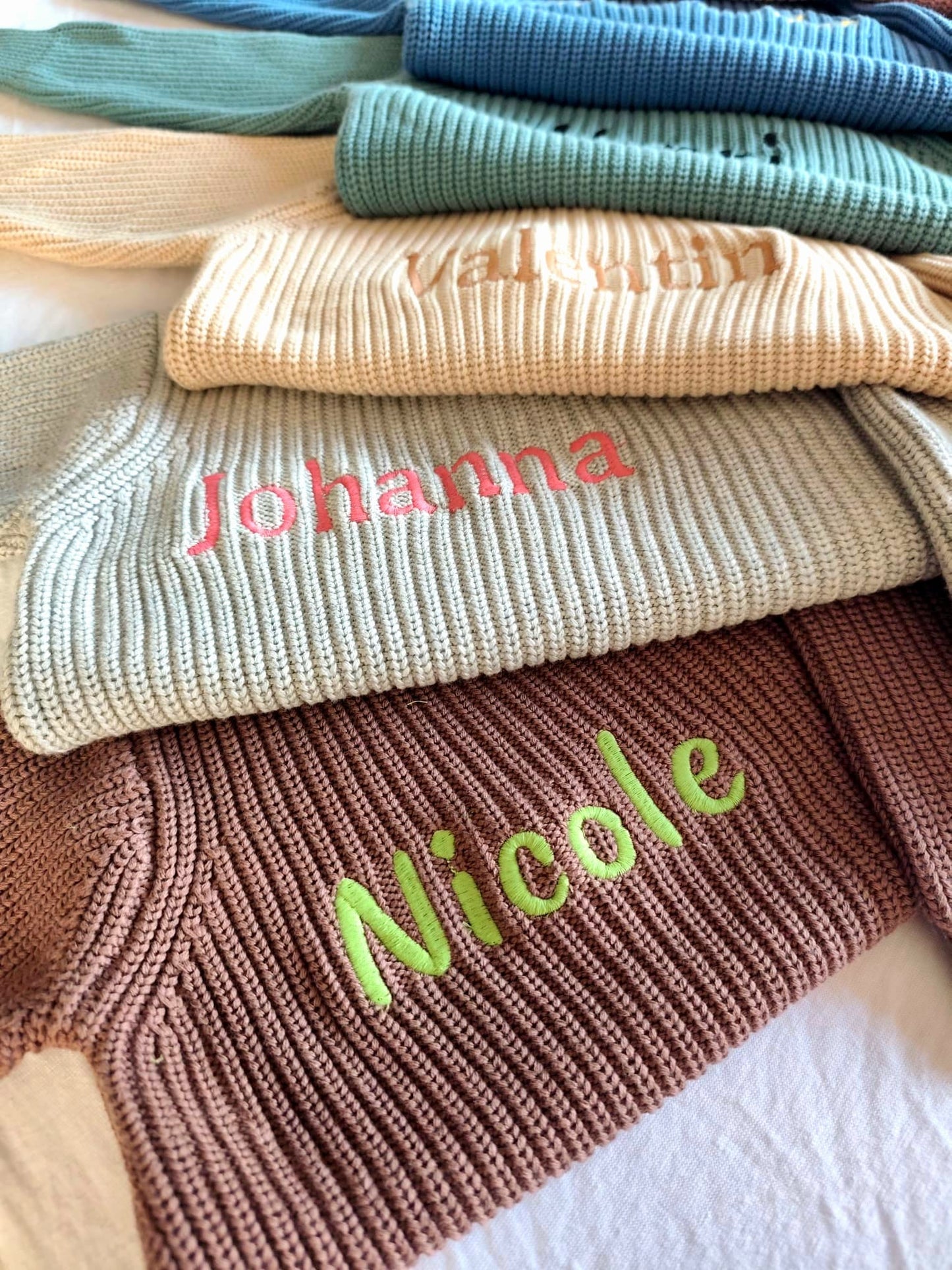 Liebevoll bestickter Baby Strickbody aus reiner Baumwolle - Bodysuit – weich, hautfreundlich & perfekt personalisiert für dein Baby