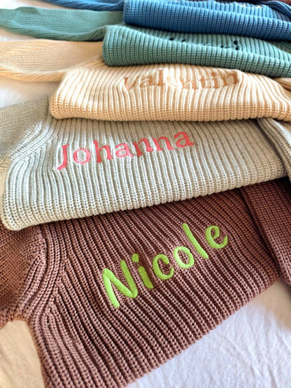 Liebevoll bestickter Baby Strickbody aus reiner Baumwolle - Bodysuit – weich, hautfreundlich & perfekt personalisiert für dein Baby