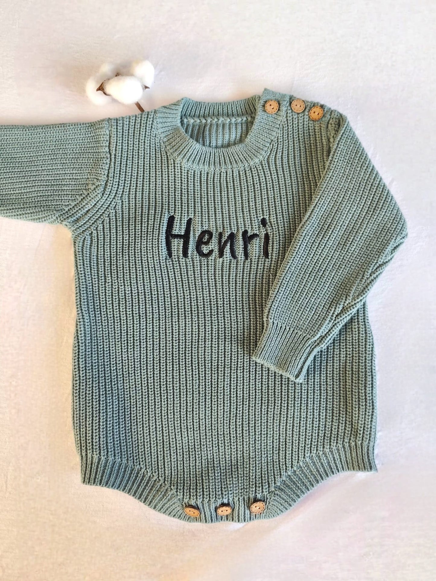 Liebevoll bestickter Baby Strickbody aus reiner Baumwolle - Bodysuit – weich, hautfreundlich & perfekt personalisiert für dein Baby