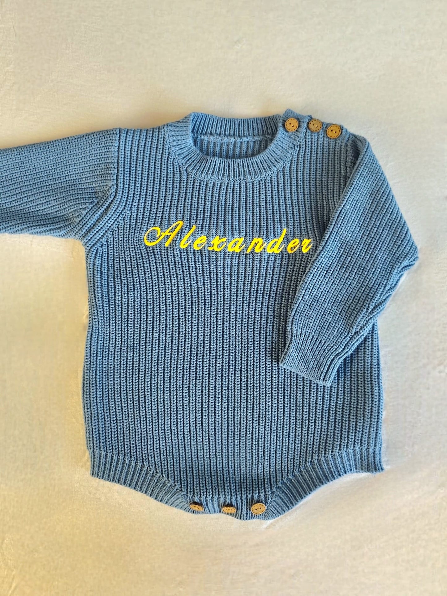 Liebevoll bestickter Baby Strickbody aus reiner Baumwolle - Bodysuit – weich, hautfreundlich & perfekt personalisiert für dein Baby