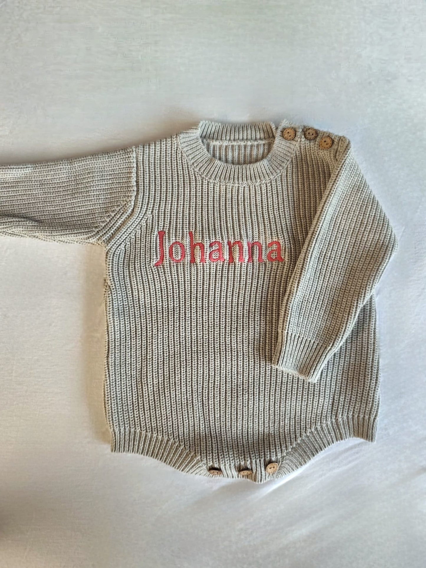 Liebevoll bestickter Baby Strickbody aus reiner Baumwolle - Bodysuit – weich, hautfreundlich & perfekt personalisiert für dein Baby