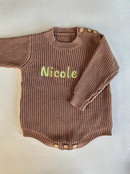 Liebevoll bestickter Baby Strickbody aus reiner Baumwolle - Bodysuit – weich, hautfreundlich & perfekt personalisiert für dein Baby