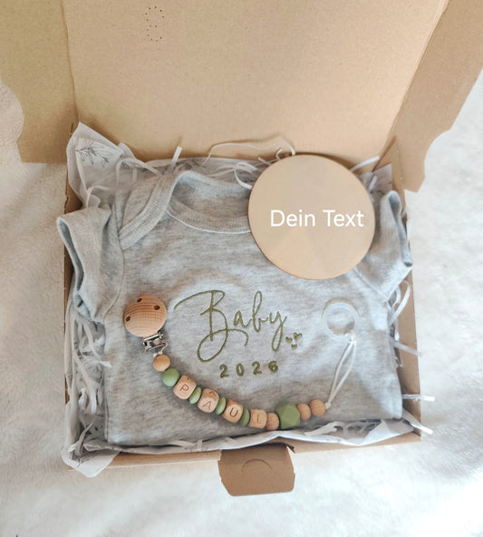 Personalisierte Geschenkbox Baby – Body immer dabei | Auswahl: Schnullerkette, Greifling, Anhänger | Handmade in Austria, BPA-frei