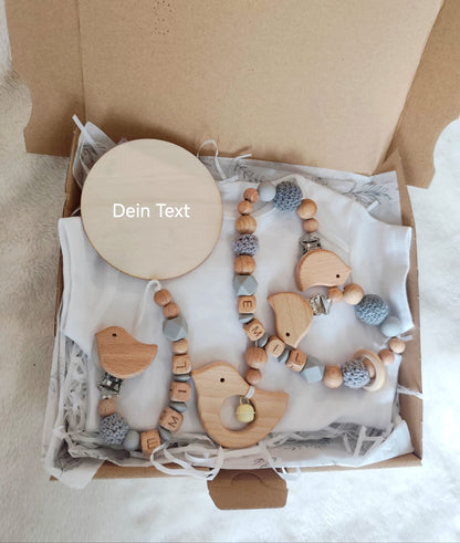 Geschenkbox Baby personalisiert – Body immer dabei | Auswahl: Schnullerkette, Greifling, Anhänger | Handmade in Austria, BPA-frei