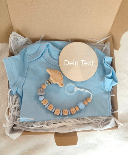 Geschenkbox Baby personalisiert – Body immer dabei | Auswahl: Schnullerkette, Greifling, Anhänger | Handmade in Austria, BPA-frei