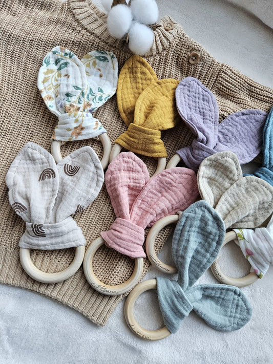 Greifring Musselin mit Namen, personalisiert – Baby Greifling aus Holz & Baumwolle – Geschenk zur Geburt & Taufe